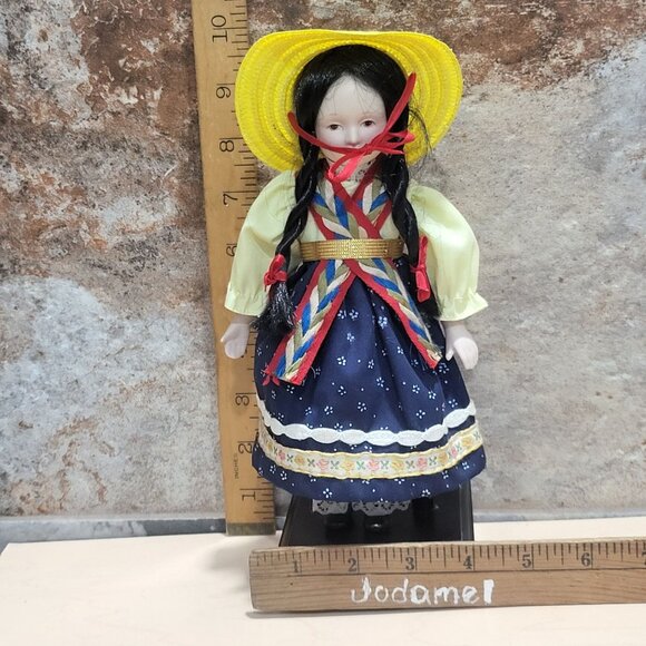 Vintage Porcelain Doll Traditional Outfit Braided Hair Straw Hat - Picture 9 of 10